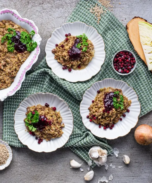 One pot kaalilaatikko karitsa-possun jauhelihasta & puolukkahilloa