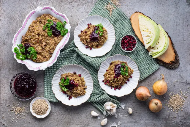 One pot kaalilaatikko karitsa-possun jauhelihasta & puolukkahilloa