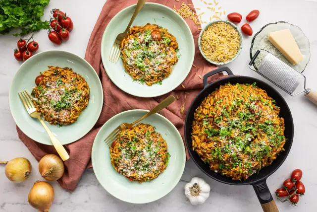 Bolognese orzotto naudanjauhelihalla & parmesanjuustoa
