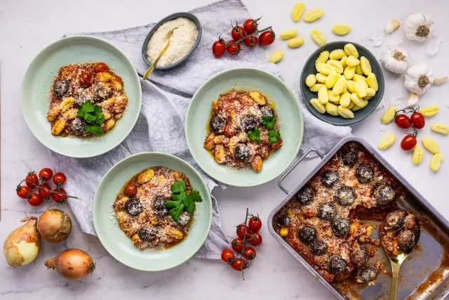 Parmesanjuustolla gratinoitu lihapullavuoka