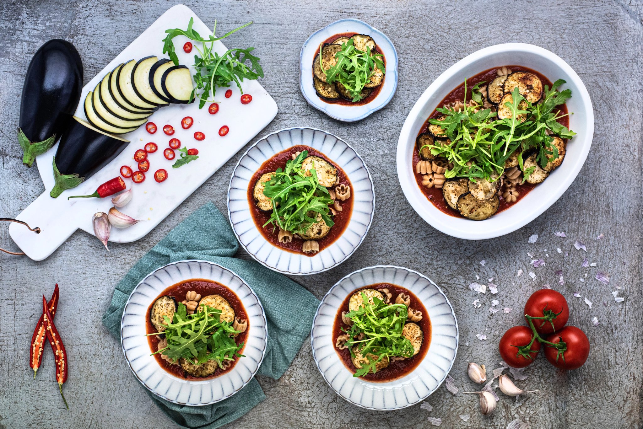 Uunissa paahdettua munakoisoa & pastaa