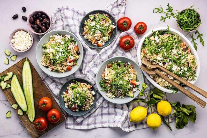 Řecký orzo salát s balkánským sýrem, olivami, zeleninou a medovo-hořčičným dresinkem