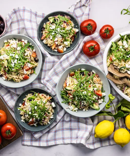 Řecký orzo salát s balkánským sýrem, olivami, zeleninou a medovo-hořčičným dresinkem