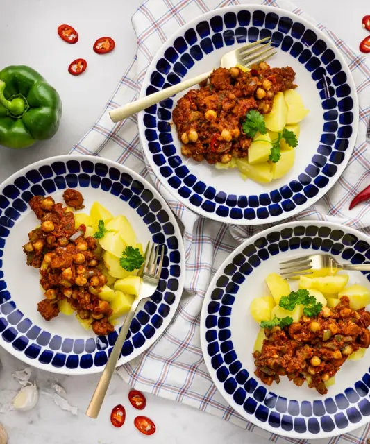 Mausteinen pata vegaanisella chorizolla & kikherneillä