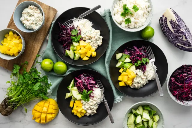 Katkarapubowl marinoidulla punakaalilla & tuoreella mangolla