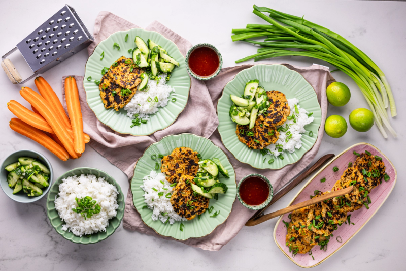 Asijské tuňákové placičky s teriyaki rýží a marinovanou okurkou