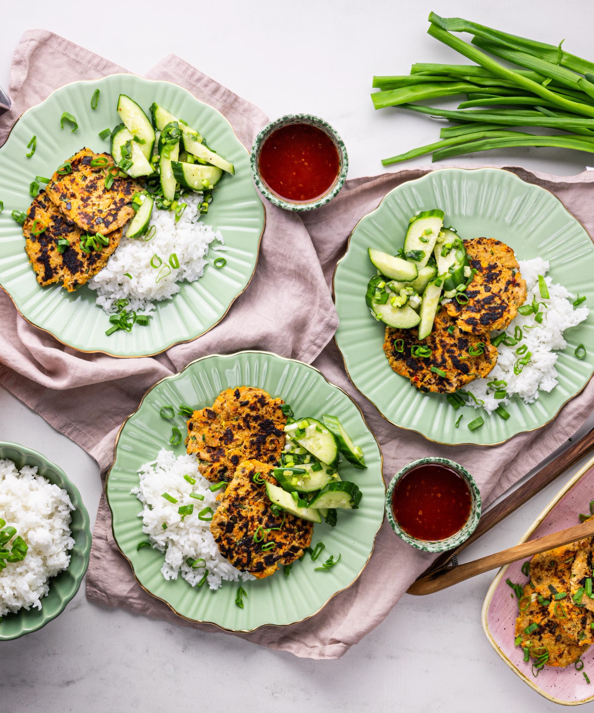 Ázijské tuniakové placky s teriyaki ryžou a marinovanou uhorkou