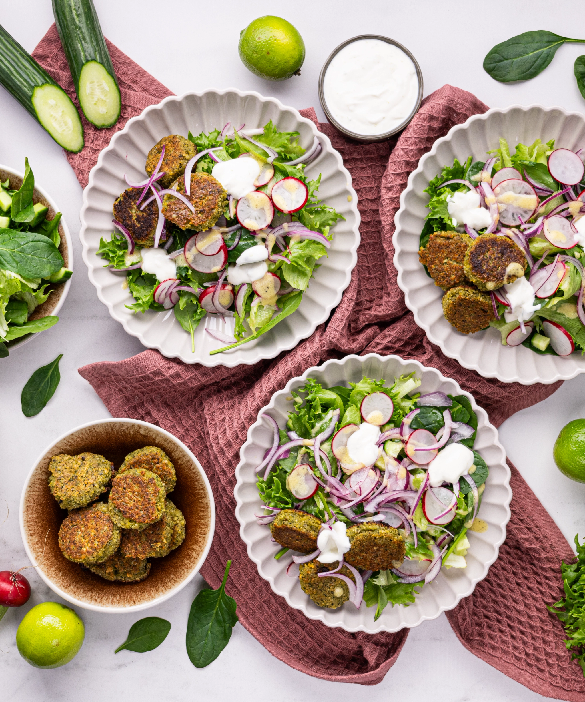 Salat krõbedate falafelite ja laimikastmega