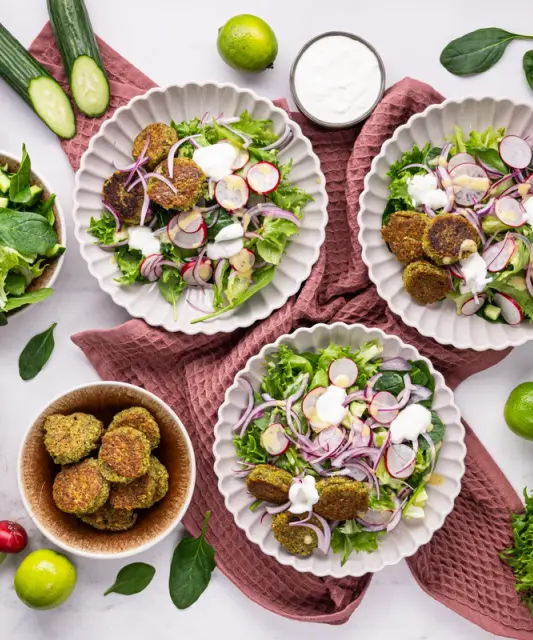 Salat krõbedate falafelite ja laimikastmega