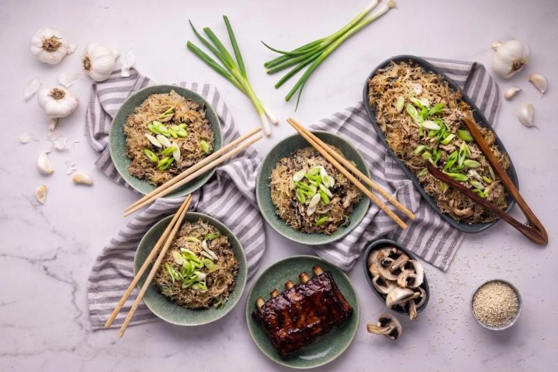 Korejské skleněné nudle s vepřovým, zeleninou a sezamem & sous vide marinovaná žebra