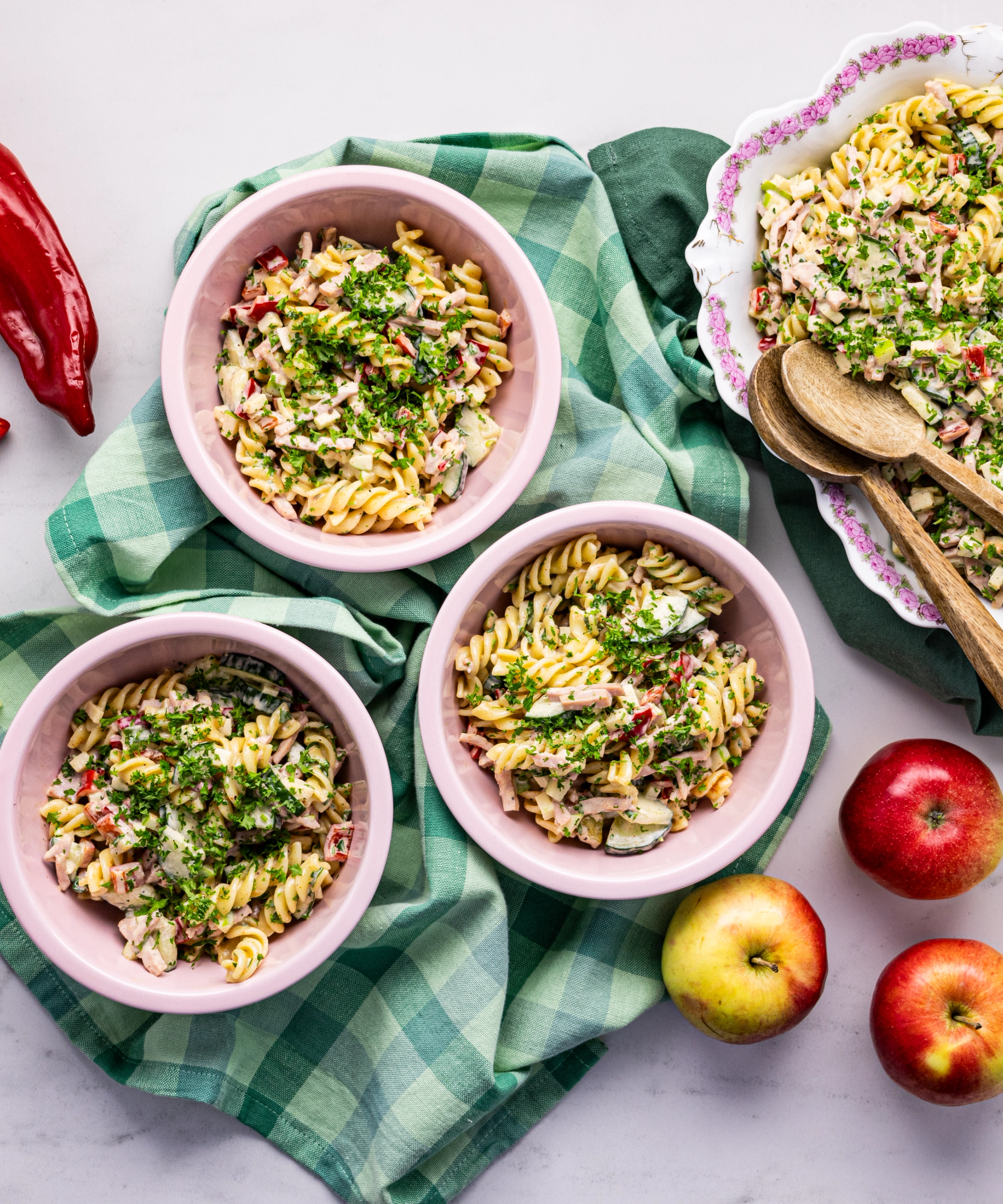 Pastasalaatti palvikinkulla & kasviksilla
