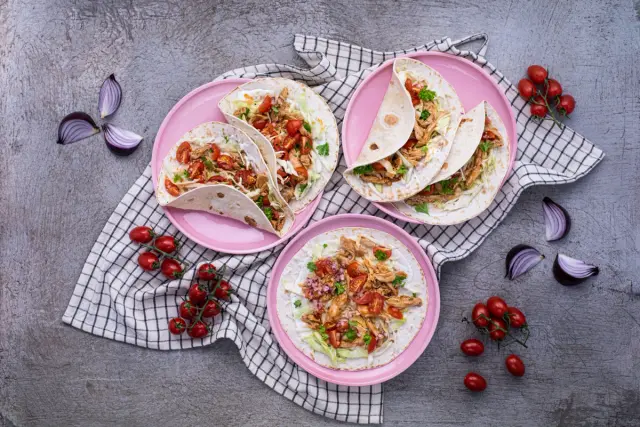 Gluteenittomat Pulled Chicken tortillat pico de gallolla & kaalilla