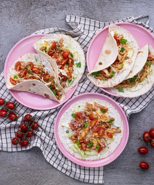 Gluteenittomat Pulled Chicken tortillat pico de gallolla & kaalilla