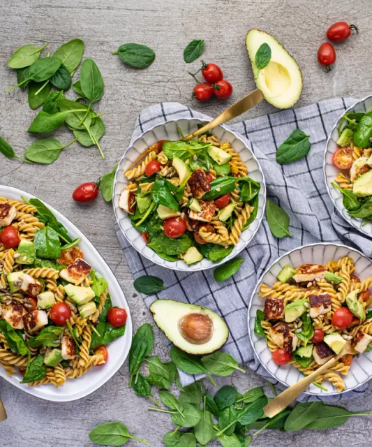 Pastasalaatti pestolla & halloumijuustolla