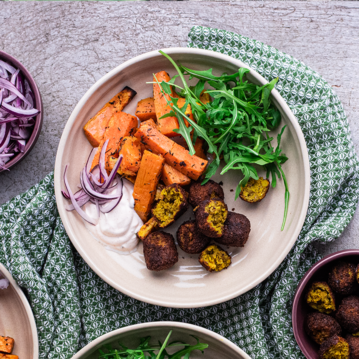 Crispy Falafel with Sweet Potato Fries, Yogurt-Cheese Dip, and Arugula | Yummy - A máte chuť vařit!