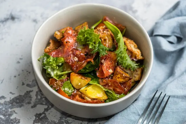 Soe kartulisalat kirsstomatite, chorizo ja krõbeda ciabattaga