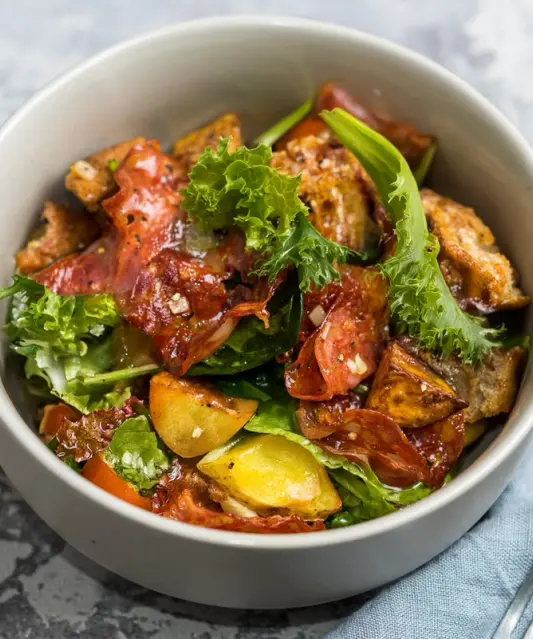 Soe kartulisalat kirsstomatite, chorizo ja krõbeda ciabattaga