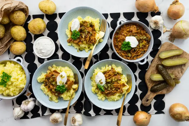 Vöner stroganoff suolakurkuilla & murskattuja perunoita