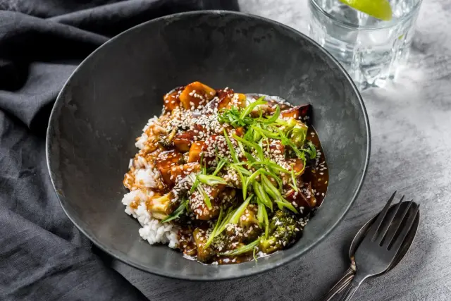 Pannil praetud tofu brokoli, hoisin kastme ja riisiga