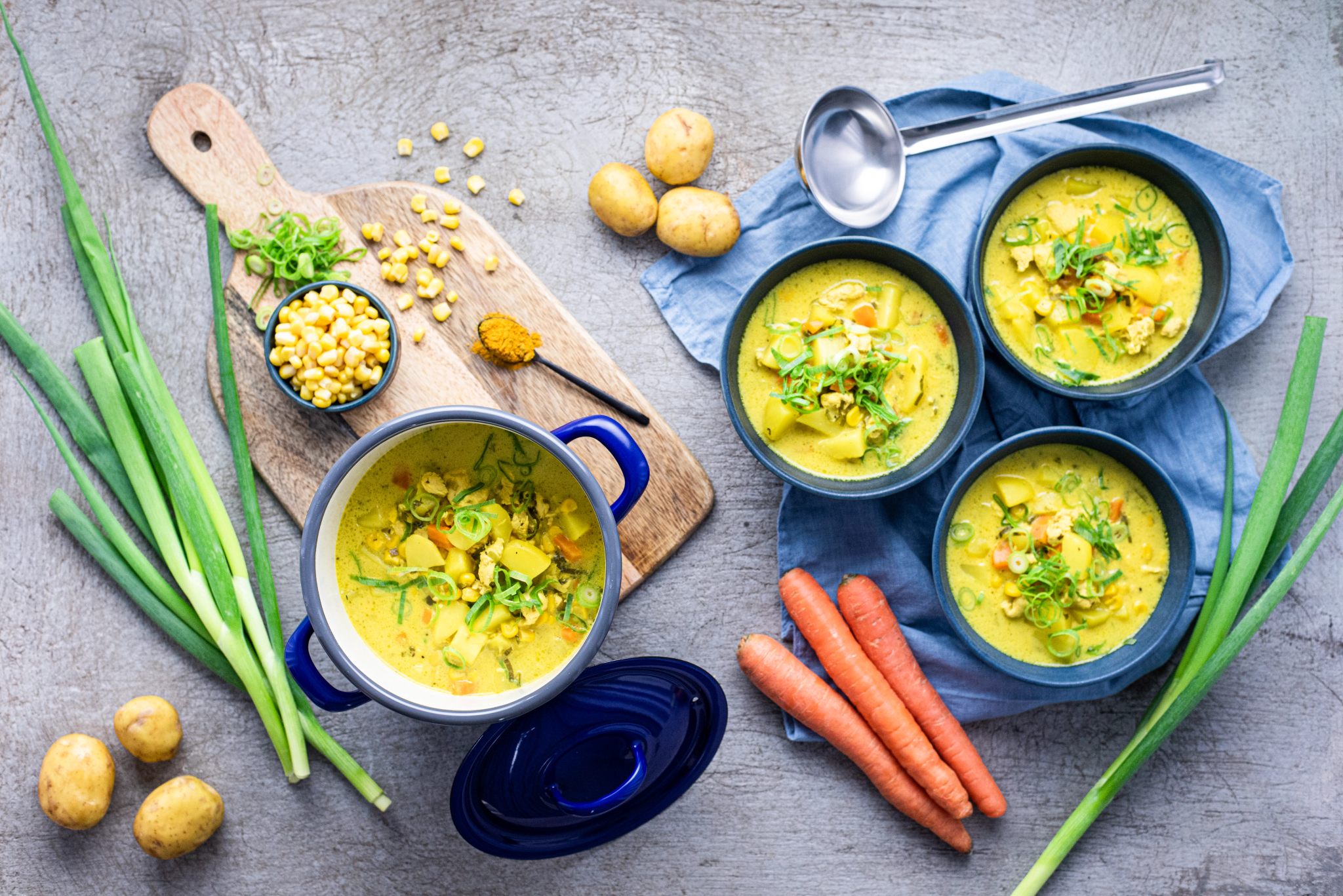 Krémový kuřecí chowder s kukuřicí a jarní cibulkou