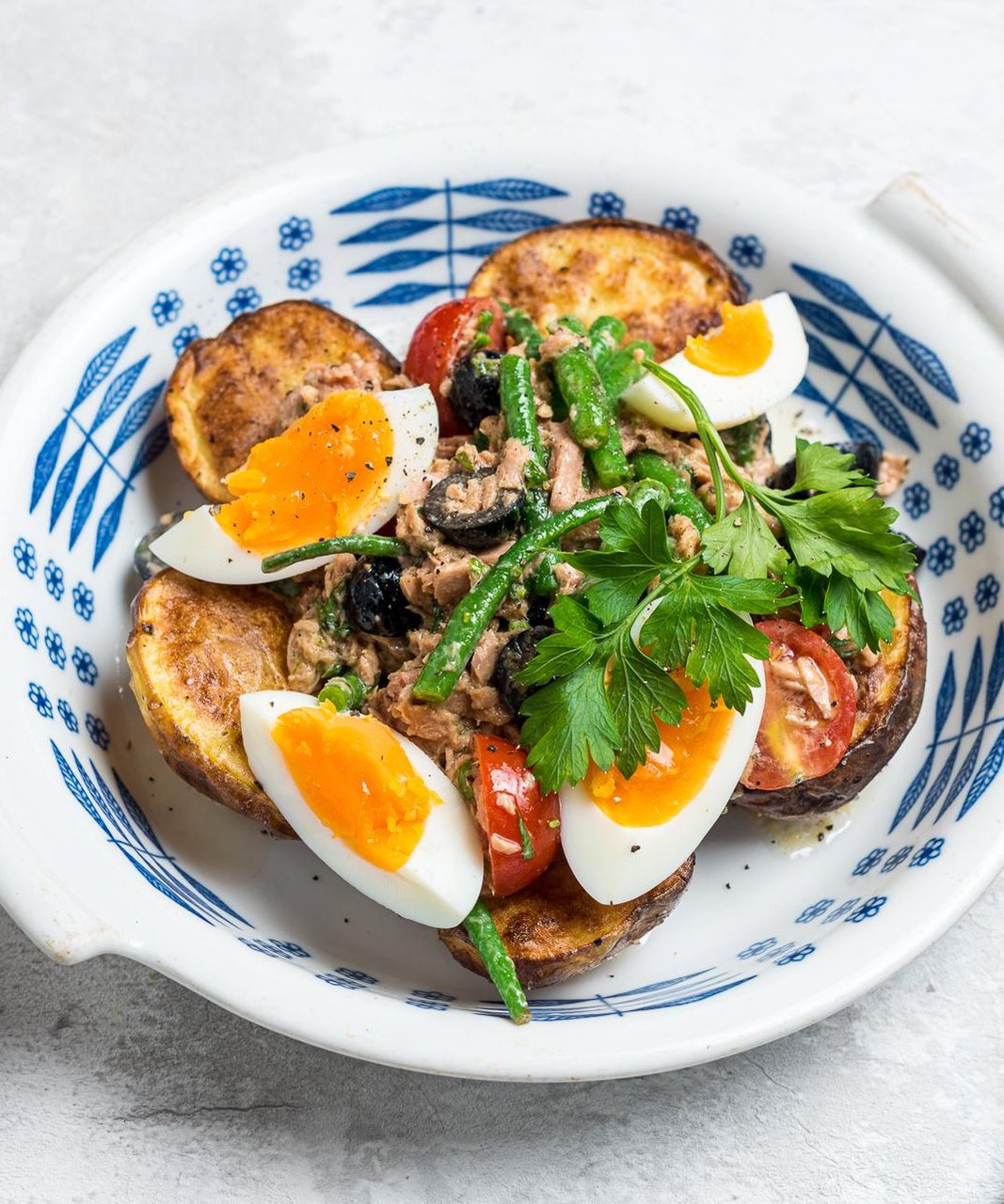 Ahjukartulid Nizza salati ehk salade niçoise'ga