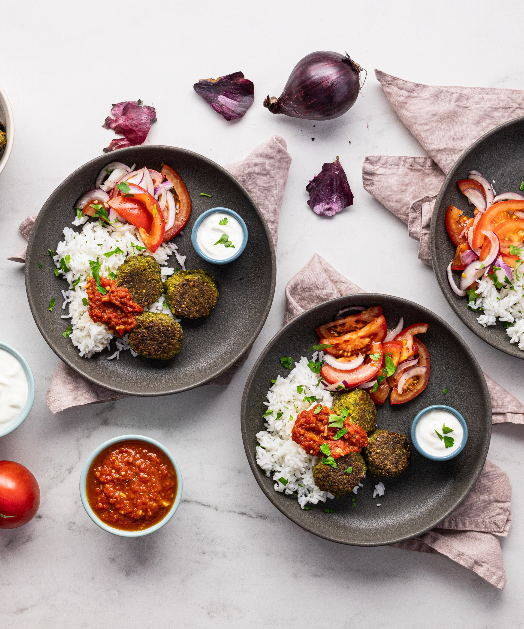Křupavý falafel s rajčatovou omáčkou, řeckým jogurtem a basmati rýží