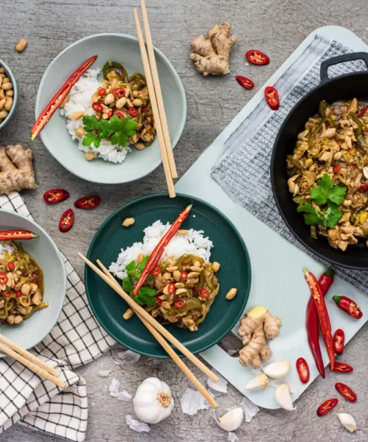 Vegetariánské Kung Pao s tofu, zeleninou a rýží