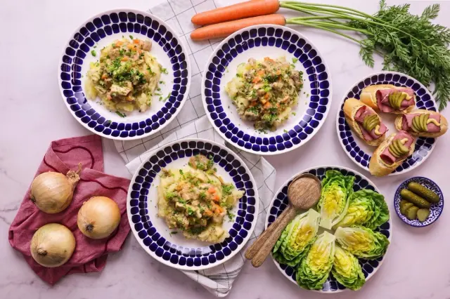 Krémové vepřové nudličky s brambory a salátem & pastrami bagetky s hořčičnou majonézou a okurkou