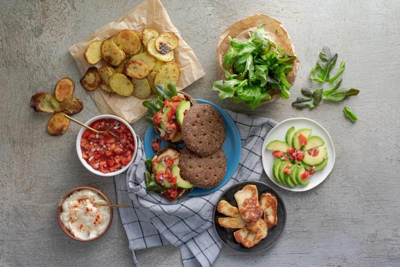 Halloumijuustoburgerit salsalla & avokadolla