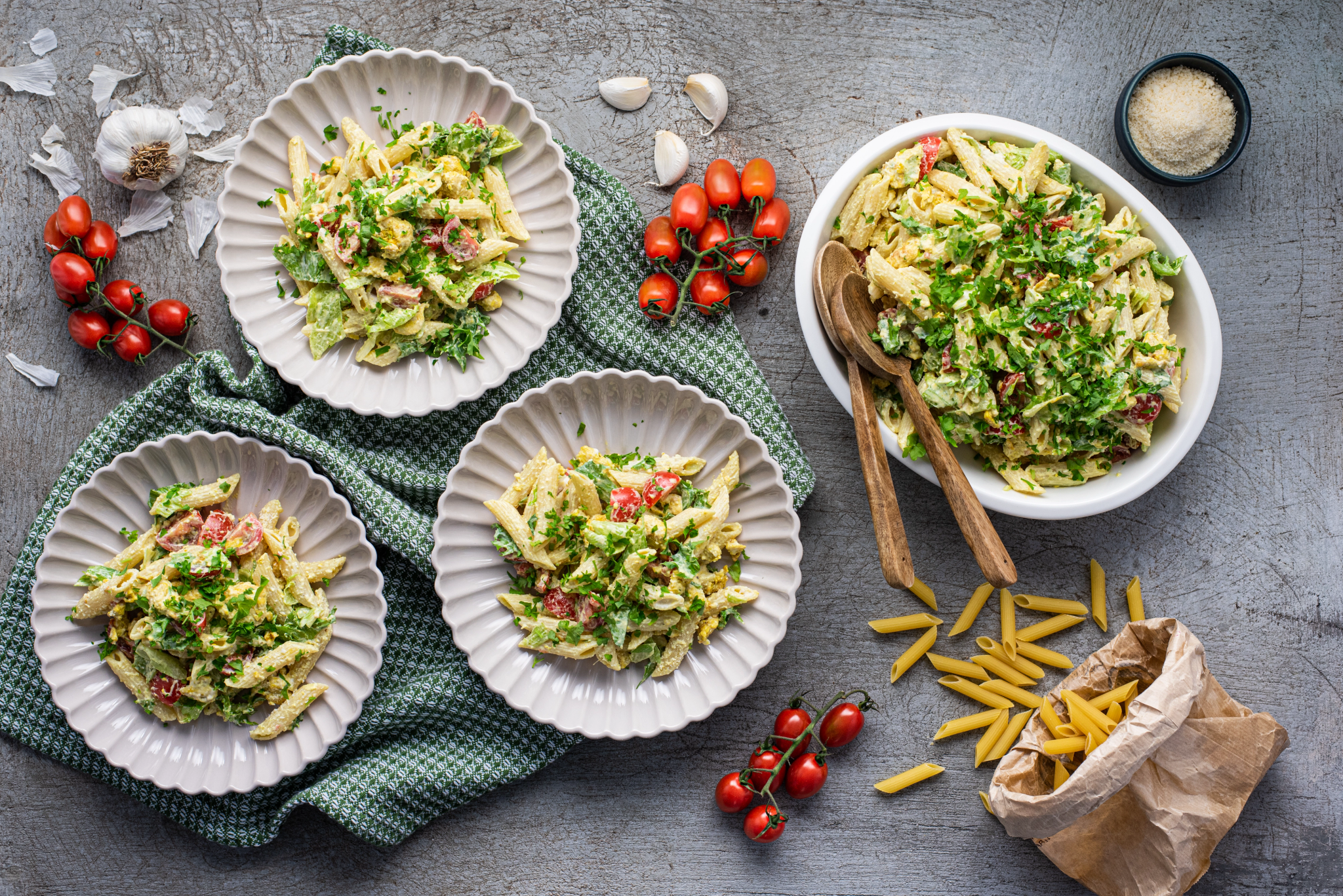 Gluteeniton pastasalaatti kanalla & parmesankastikkeella