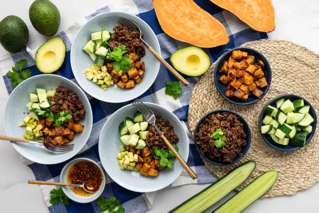 Bowl naudan jauhelihalla, paahdetulla bataatilla & hot honey-kastikkeella