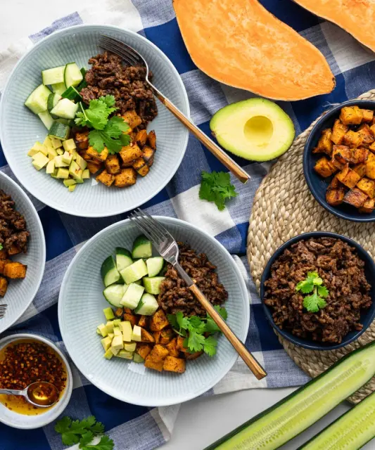 Bowl naudan jauhelihalla, paahdetulla bataatilla & hot honey-kastikkeella