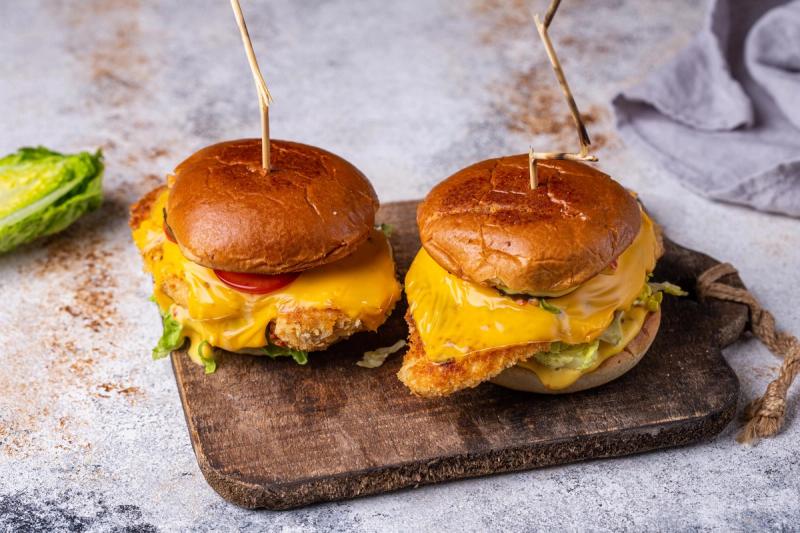 Chicken burger with curry-mango sauce and cheese