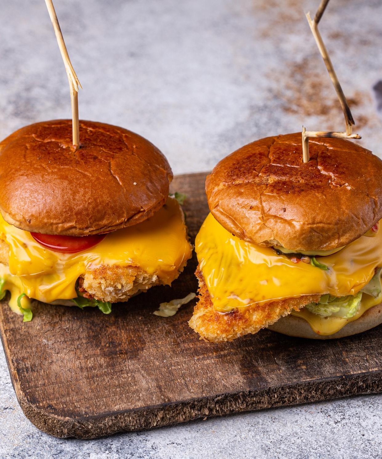 Kanaburger karri-mangokastme ja juustuga