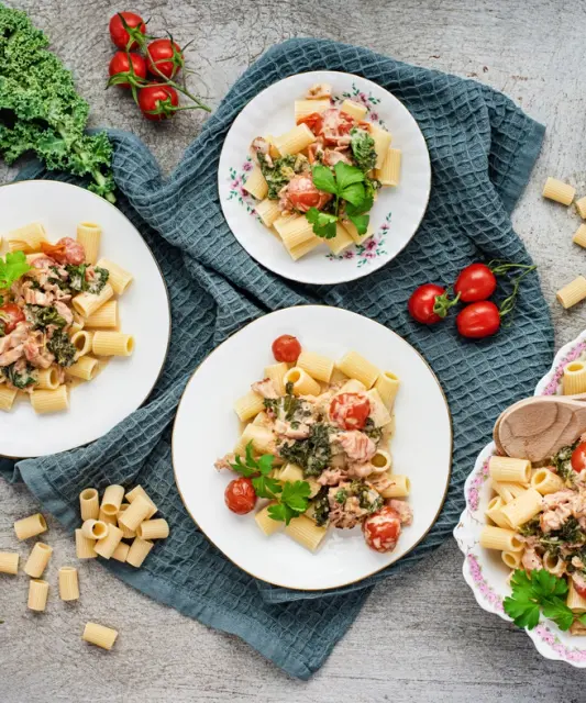 Pasta peekoni ja kirsstomatitega