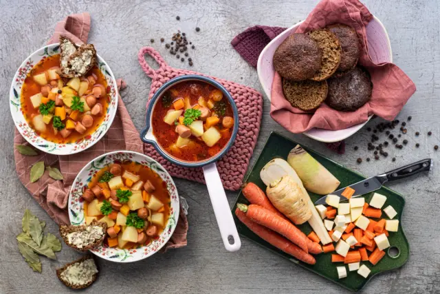 Veganská rajčatová polévka s párkem, bylinkami a žitným chlebíkem