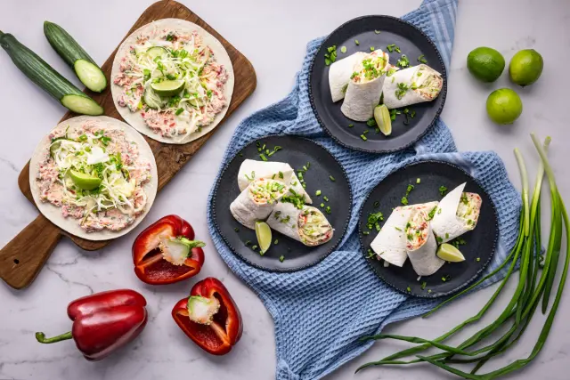 Tortillawrapit lämminsavustetulla lohella & raikkaalla kaalisalaatilla