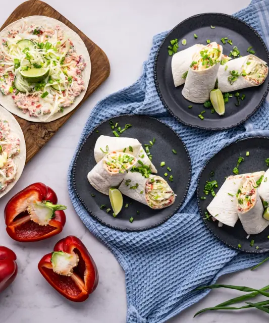 Tortillawrapit lämminsavustetulla lohella & raikkaalla kaalisalaatilla
