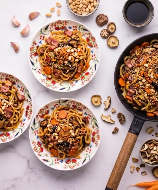 Teriyaki udon nudle se slaninou, směsí hub a restovanou cibulkou