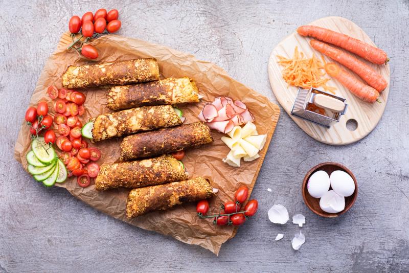 Mrkvové palačinky s žervé, farmářskou šunkou, cheddarem a polníčkem