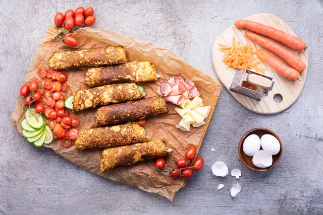 Perinteiset porkkanaletut, kinkulla, juustolla ja kasviksilla