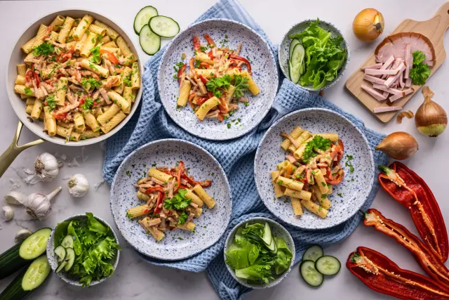 Ruokaboksin palvikinkkupasta & salaattia