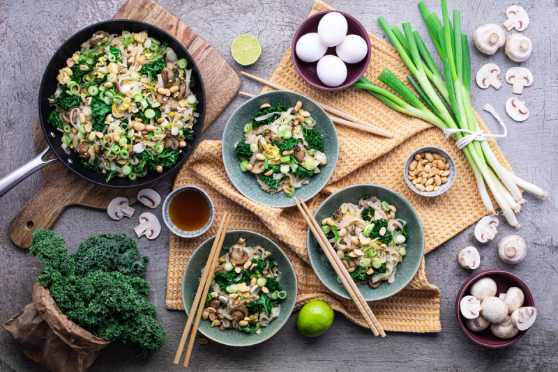 Thajské stir-fry nudle s žampiony, vejcem a limetkovou esencí
