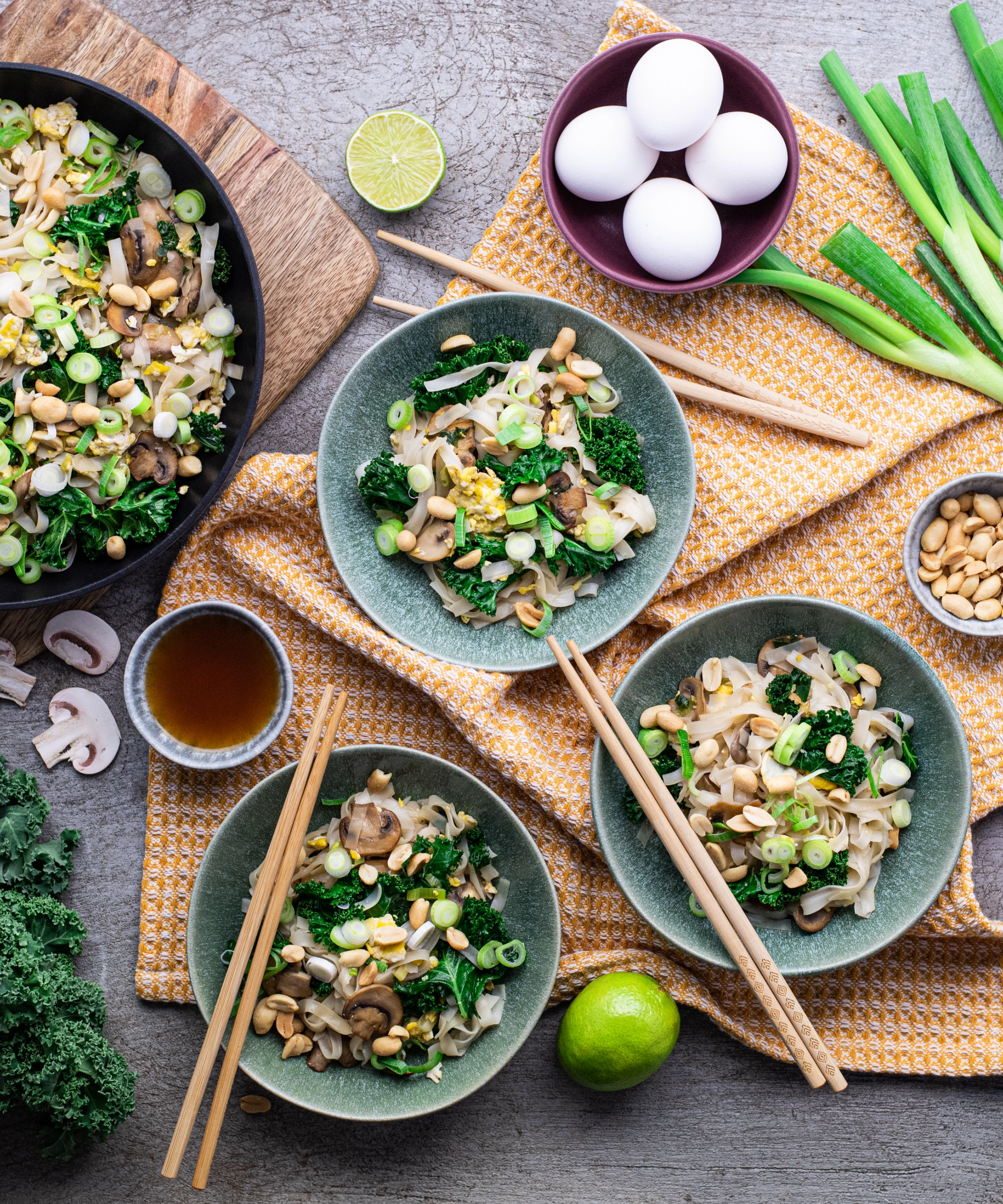 Thajské stir-fry rezance so šampiňónmi, vajcom a limetkovou esenciou