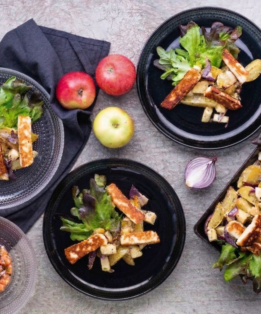 Pečený bramborový salát s jablky, kapary a halloumi & lososový tatarák na tapas chlebíku