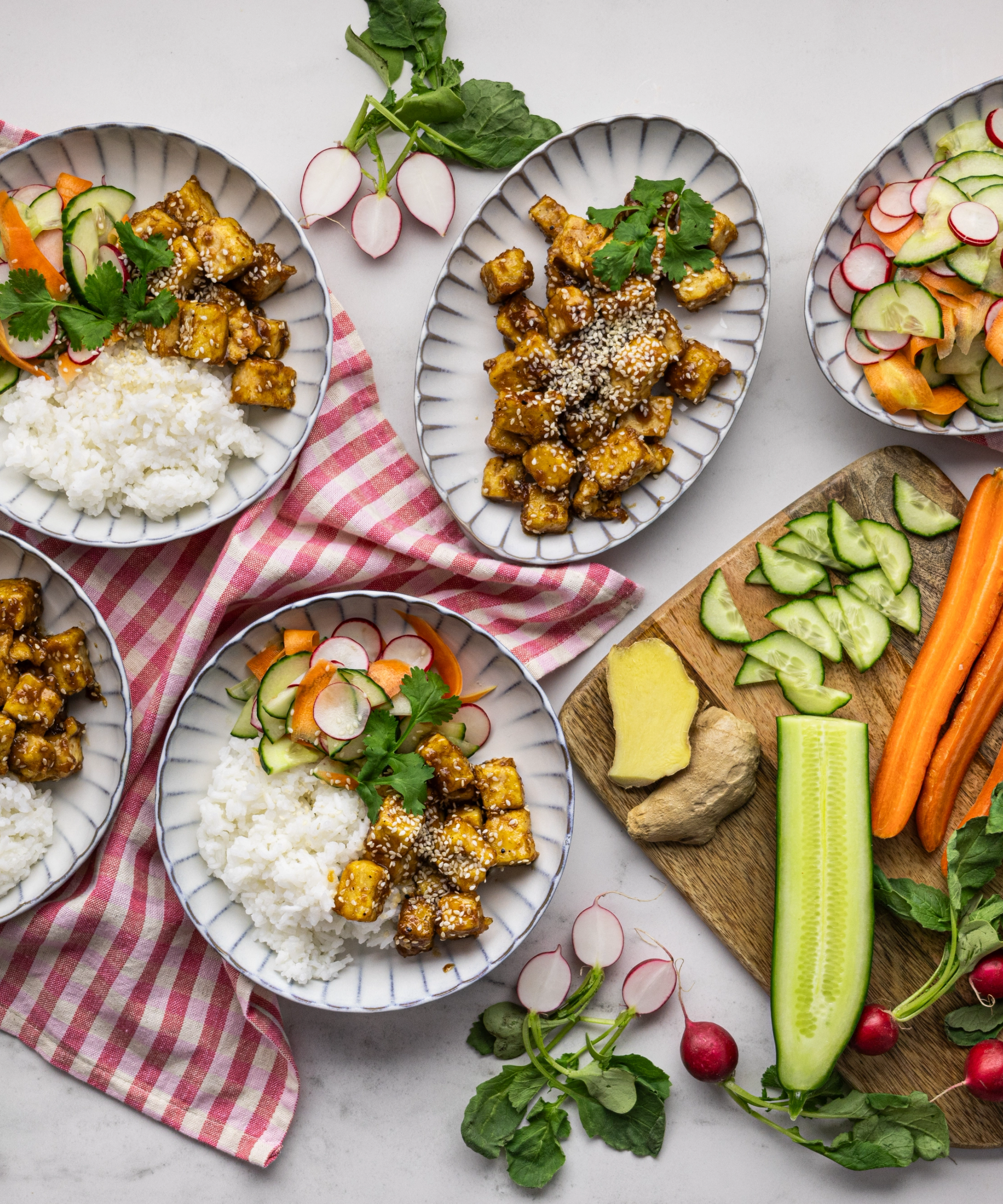 Teriyaki tofu s jazmínovou ryžou, marinovanou zeleninou a sezamom