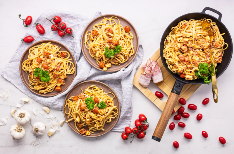 Krémové těstoviny se slaninou, halloumi a cherry rajčaty