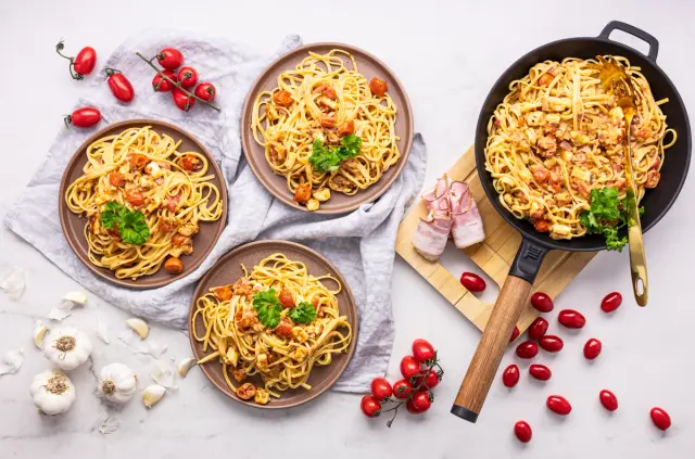 Kermainen pasta pekonilla & halloumijuustolla