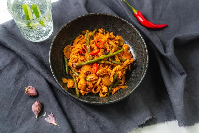 Spicy Chicken Noodles with Chili & Garlic