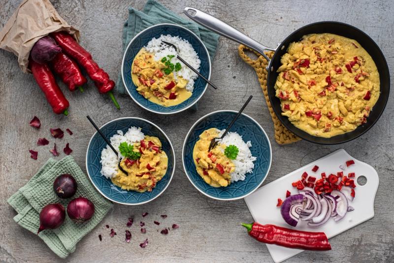 Kanaa kookos-currykastikkeessa & riisiä